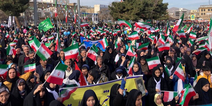 عکس‌های یادگاری‌ مردم در جشن انقلاب
